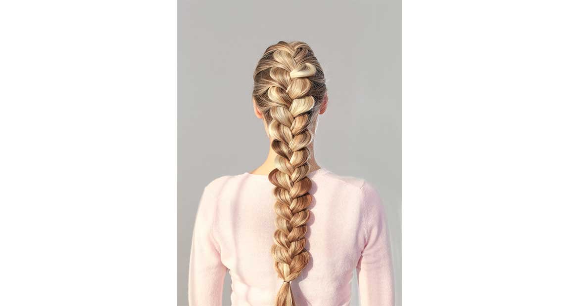 Mulher Com Cabelos Loiros E Tranados